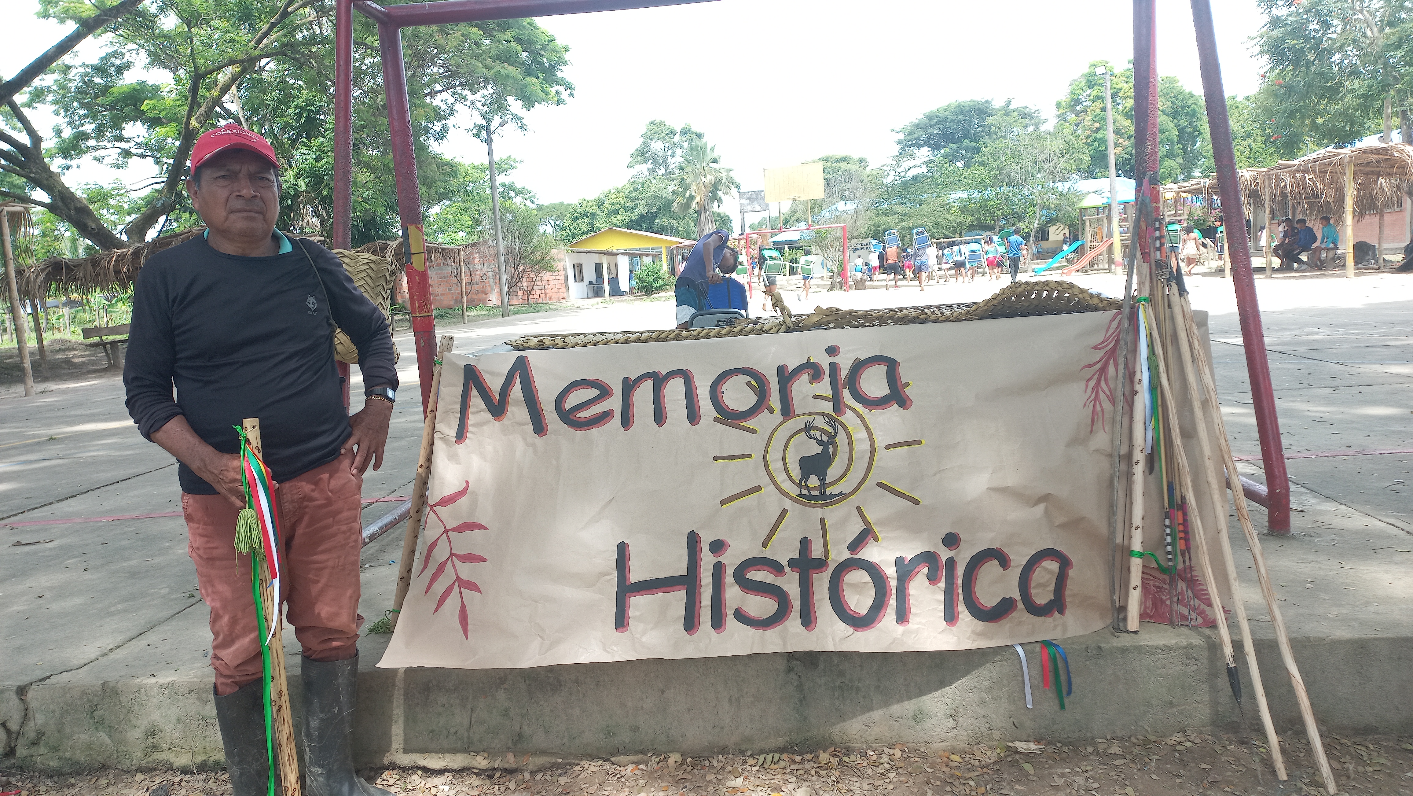 Este curso virtual invita a los participantes a recorrer el camino del conocimiento ancestral del pueblo Makaguan, a través del estudio y la vivencia de su Ley de Origen. A lo largo de los módulos, conoceremos los fundamentos espirituales, culturales y territoriales que orientan la vida comunitaria, fortaleciendo el vínculo con la Madre Tierra, el respeto a los mayores, los símbolos sagrados, y las prácticas propias que sustentan el Buen Vivir Makaguan.

A través de relatos, símbolos, mitos, canciones, reflexiones colectivas y actividades creativas, se propicia un proceso de aprendizaje intercultural que valora la palabra de los sabedores y el papel de las nuevas generaciones en la conservación de la memoria viva.

